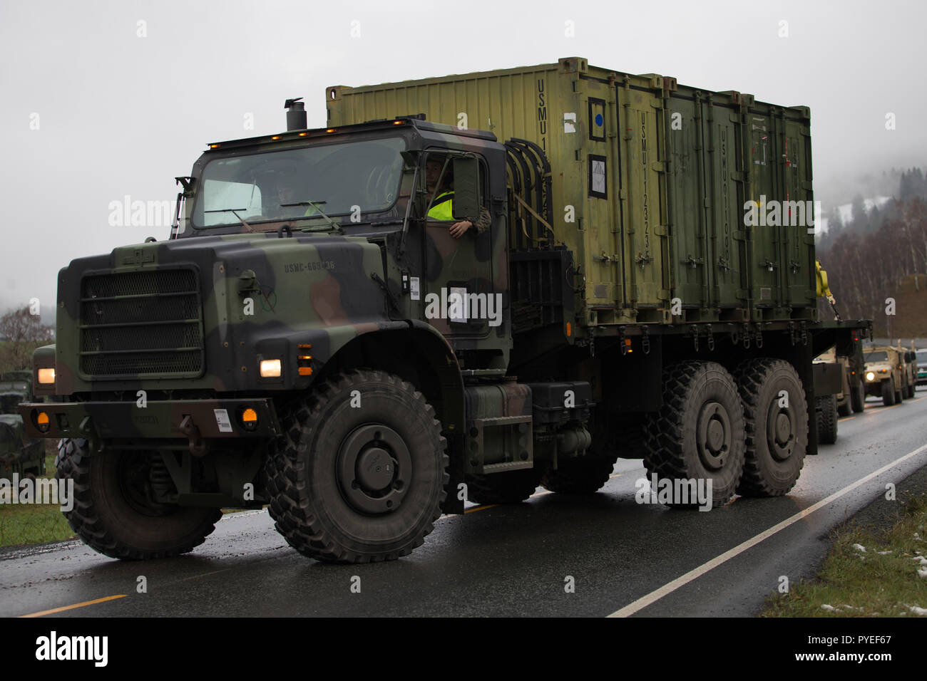 Stati Uniti Marines con il combattimento il battaglione della logistica 2, 2° Marine Group-Forward Logistica, lasciare per un percorso di ricognizione in convoglio Voll, Norvegia, 26 ottobre, 2018. I marines controllato le condizioni stradali e testati di apparecchiature di comunicazione durante la fase di esercizio Trident frangente 18. L'esercizio migliora gli Stati Uniti e gli alleati della NATO e soci per la capacità di lavorare insieme collettivamente a condurre operazioni militari sotto condizioni impegnative. (U.S. Marine Corps foto di Sgt. Bethanie C. Sahms) Foto Stock
