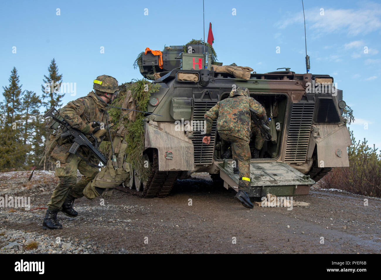 Addestramento al tiro di soldati tedeschi di fanteria con il veicolo da combattimento Marder da meccanizzata del battaglione di fanteria come parte del molto alta disponibilità Joint Task Force (VJTF) alla formazione militare terreno Rena. Esercitazione NATO Trident Frangente in Norvegia, Rena il 23 ottobre 2018. Foto di Marco Dorow Foto Stock