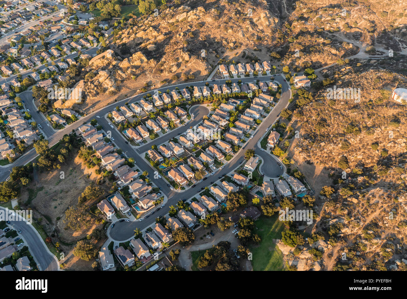 Vista aerea del suburban cul-de-sac case e per le strade vicino a Los Angeles in Simi Valley, California. Foto Stock