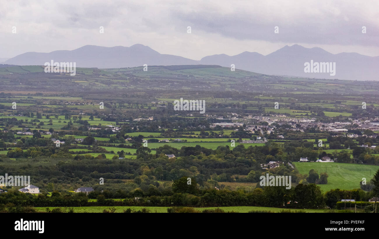 Vista di una valle irlandese con le montagne alle spalle nella contea di Kerry, Irlanda Foto Stock