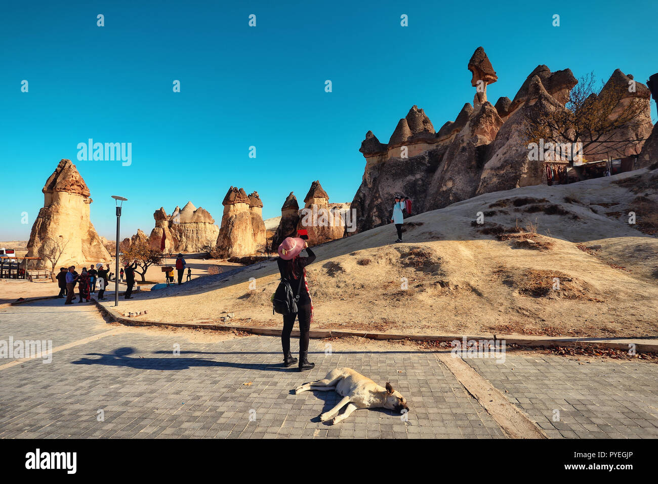 I turisti visita Pasabag noto come le sue scogliere vulcaniche (Camini di Fata) in Cappadocia, Turchia. Foto Stock