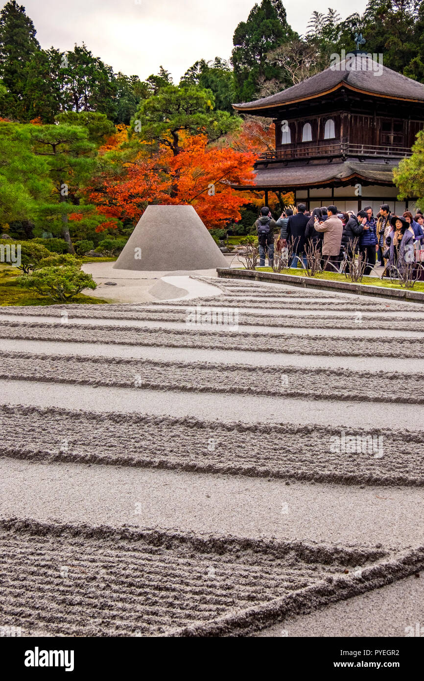 Famoso Ginkaku-ji (Padiglione di Argento) ufficialmente denominata Jishō-ji ("tempio di misericordia splendente") a giornata autunnale, Kyoto, Kansai, Giappone Foto Stock