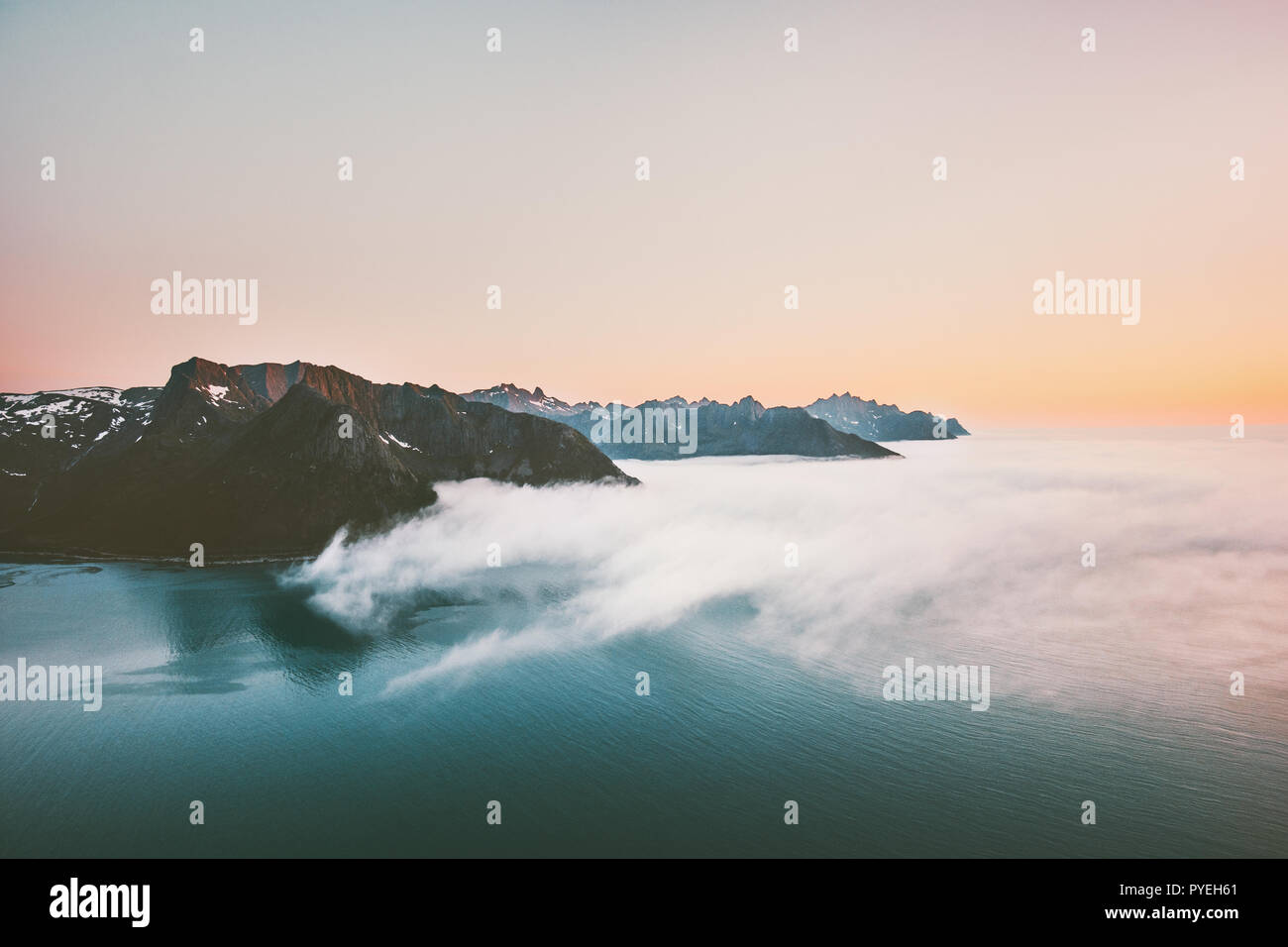Tramonto sui monti e sul mare di nuvole paesaggio dell'antenna in Norvegia vacanze viaggio tranquillo scenario Senja isole Foto Stock