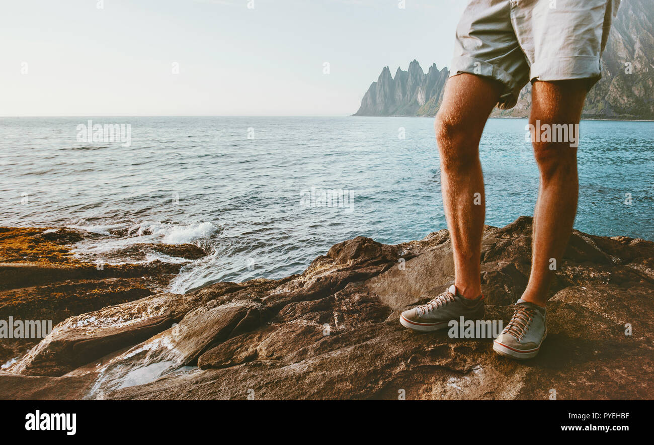 Piedi uomo a camminare sulla spiaggia mare viaggi outdoor lifestyle moda  traveler di indossare scarpe da ginnastica e pantaloncini abbigliamento  estivo Foto stock - Alamy