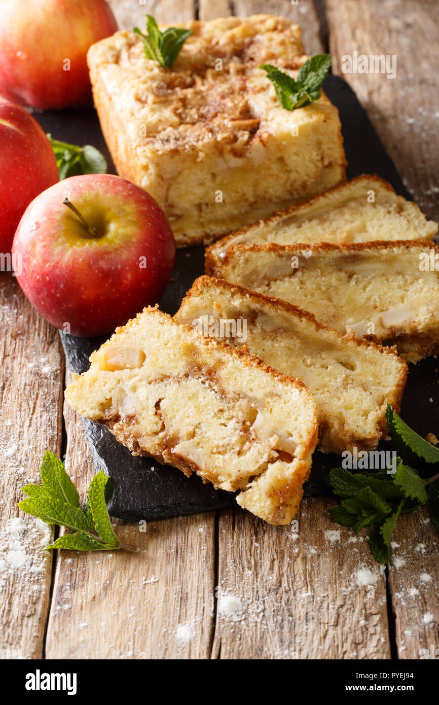 Autunno a fette di pane di apple con cannella e menta vicino sul piano verticale. Foto Stock