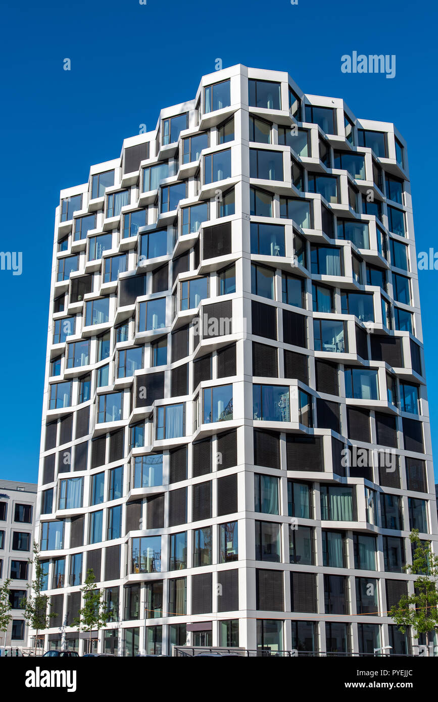 Alto e moderno edificio residenziale visto a Monaco di Baviera, Germania Foto Stock