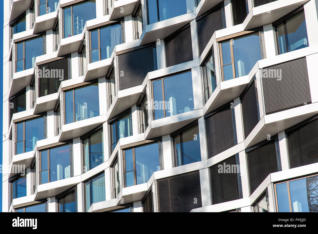 Dettaglio di un alto e moderno edificio di appartamenti visto a Monaco di Baviera, Germania Foto Stock