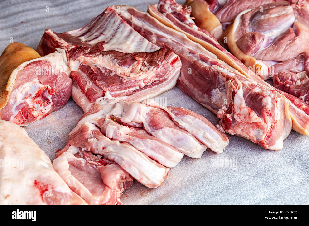 Crudo fresco carne tritata pronti per la vendita al mercato degli agricoltori Foto Stock
