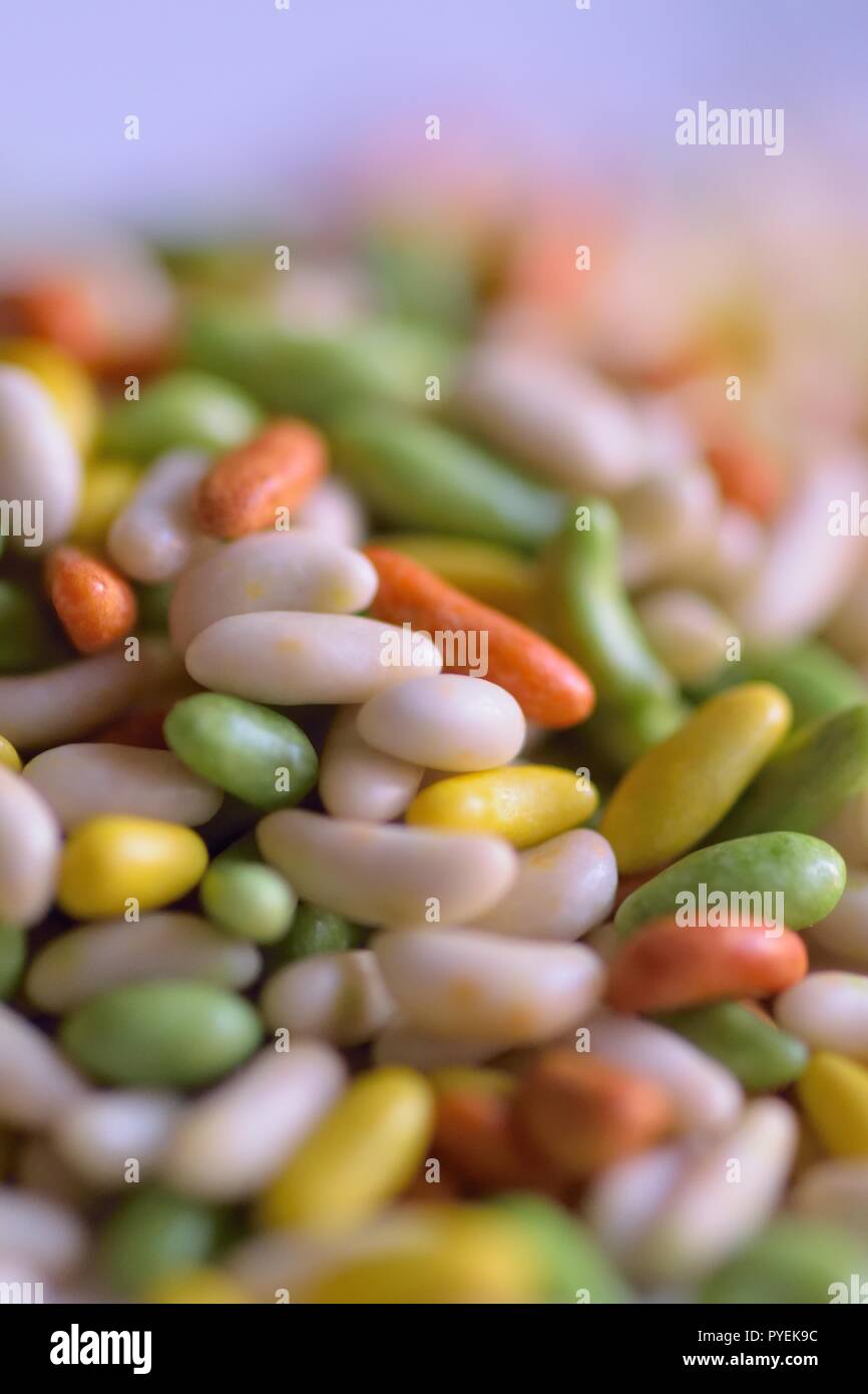 Macro dettagli di semi di finocchio rivestiti di zucchero caramella indiana Foto Stock