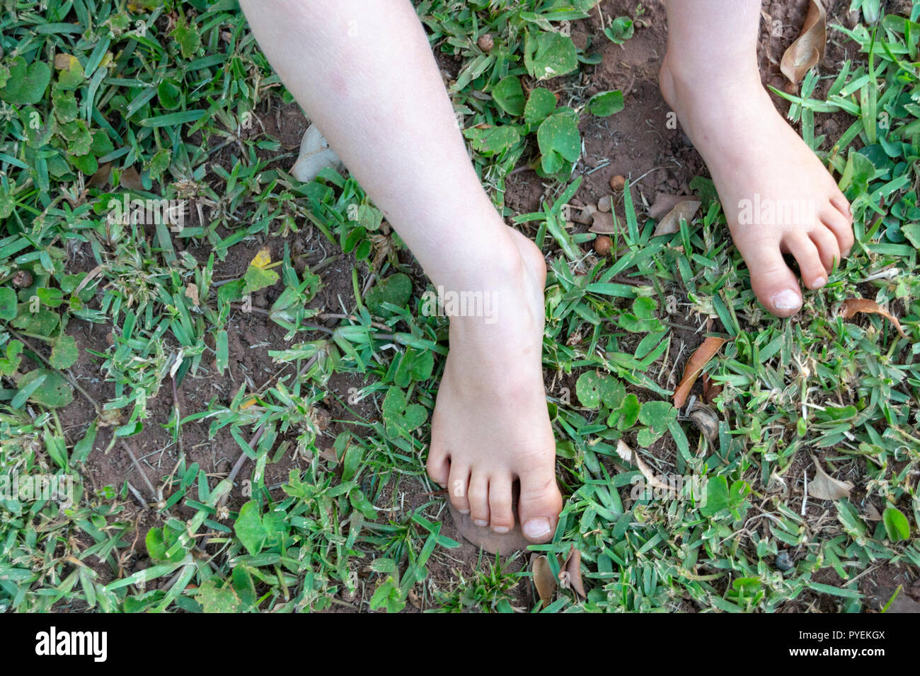 Una vista ravvicinata di un bambino piedi fuori in giardino Foto Stock