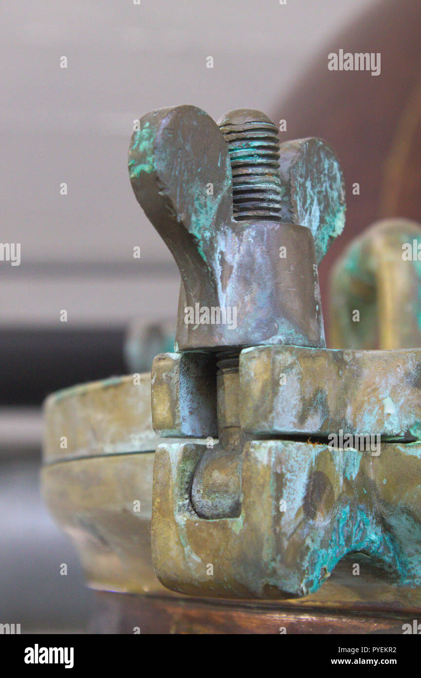 Dettaglio della macchina, vite, ottone, rame, verdigris Foto Stock