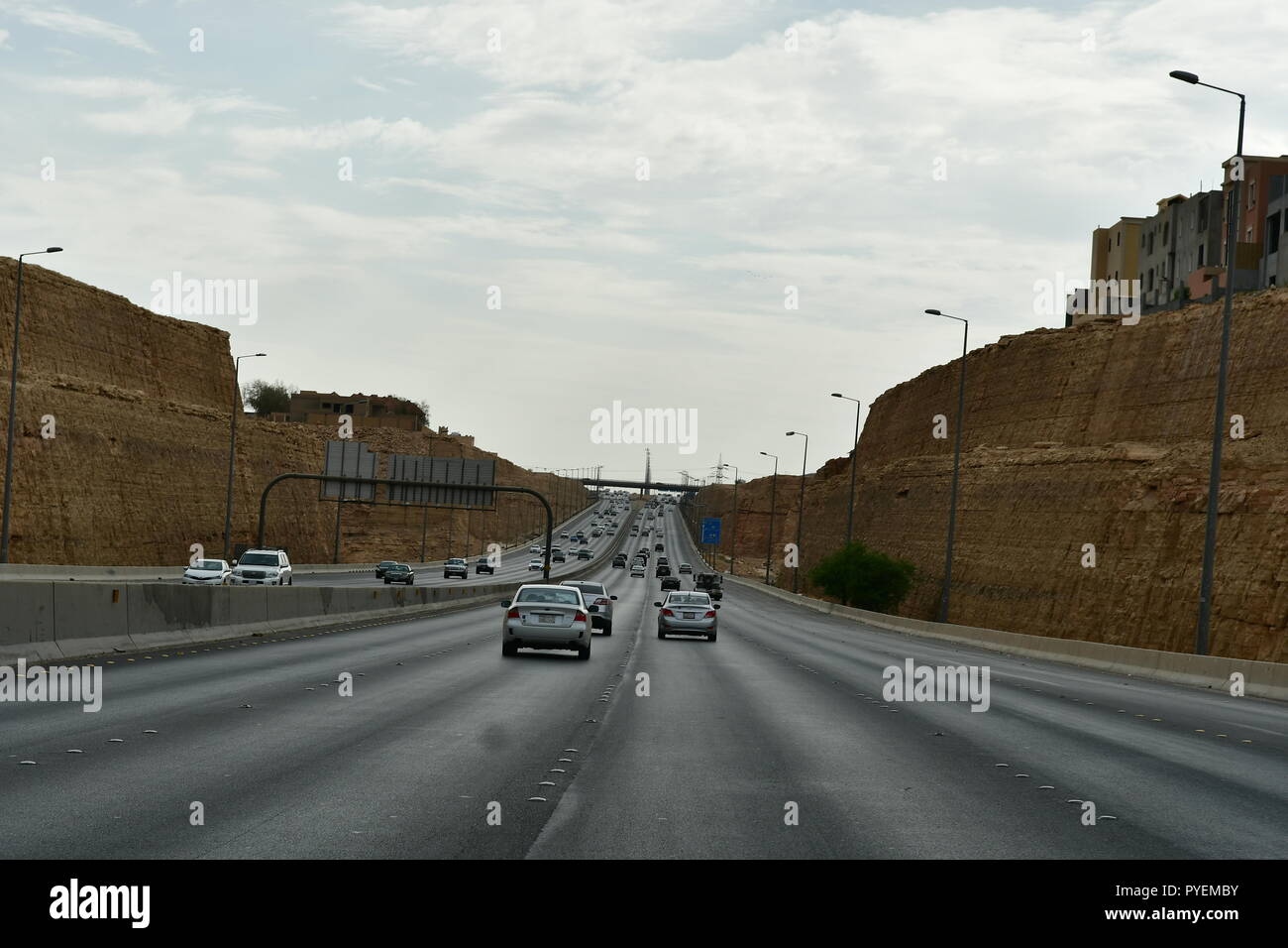 Strade del deserto e montagne rocciose Foto Stock