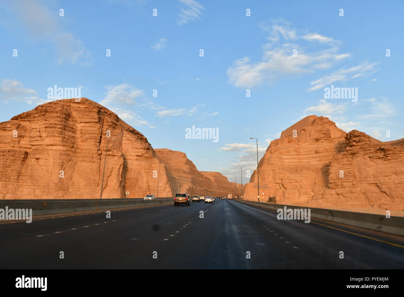 Strade del deserto e montagne rocciose Foto Stock