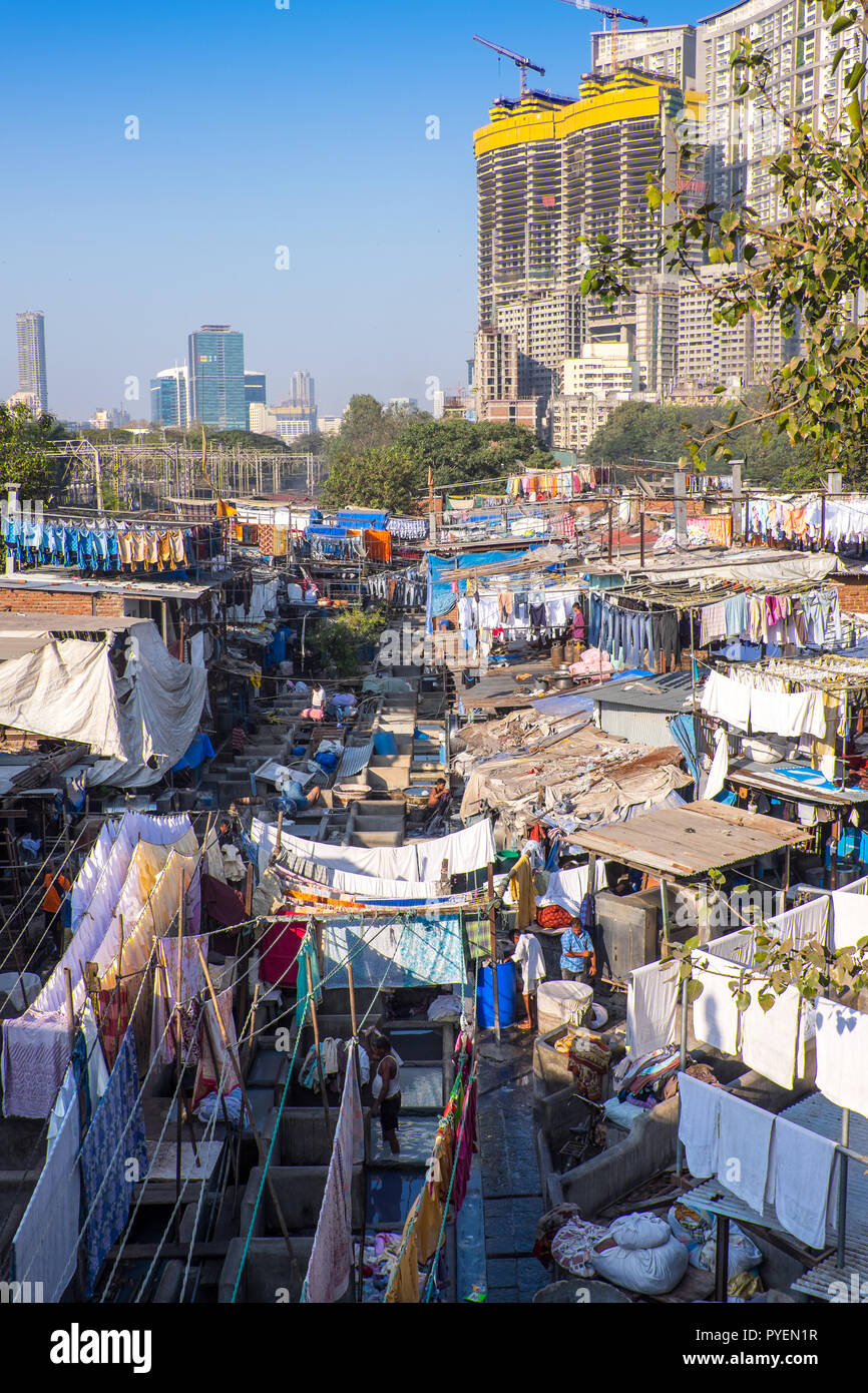 Un open air servizio lavanderia in Mumbai della baraccopoli, India,sopraffatte da vicino i grattacieli. Foto Stock