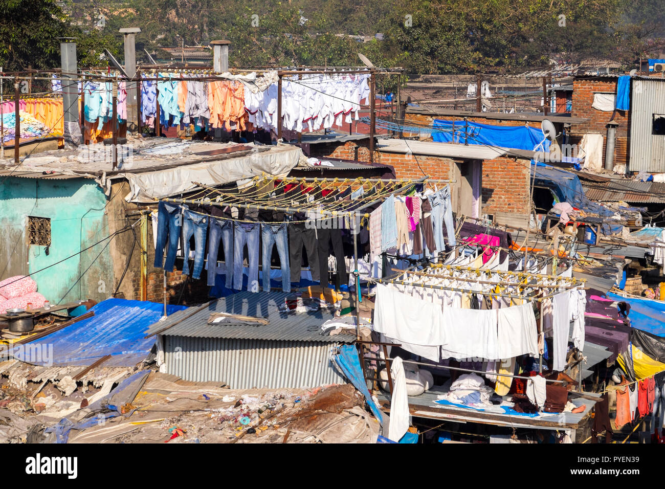 Un open air servizio lavanderia in Mumbai della baraccopoli, India Foto Stock