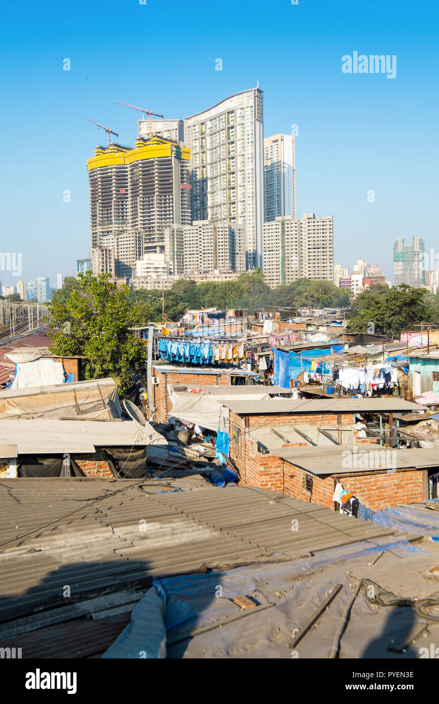 Mumbai baraccopoli con grattacieli in distanza, India Foto Stock