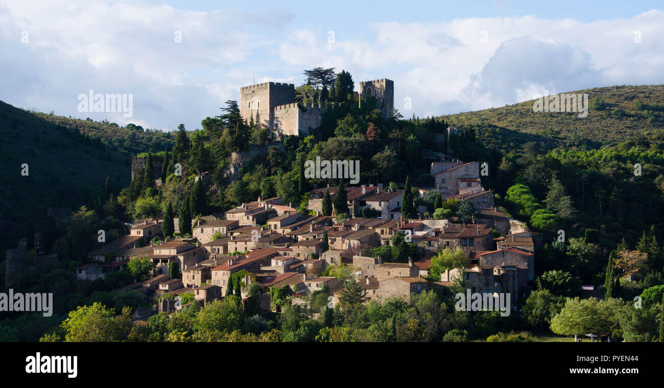 Bellissimo villaggio di Castelnou nei Pirenei in Francia Foto Stock