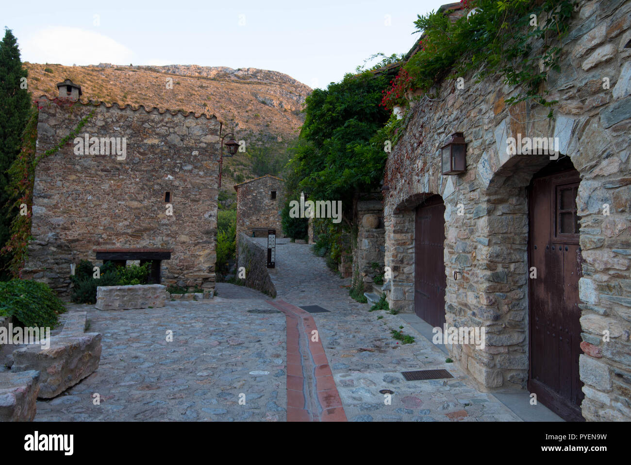 Bellissimo villaggio di Castelnou nei Pirenei in Francia Foto Stock