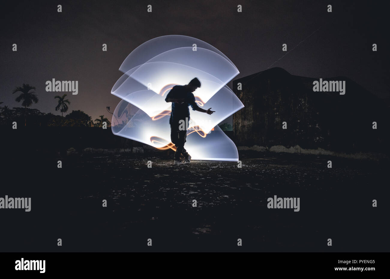 Ballerina con la pittura di luce Foto Stock