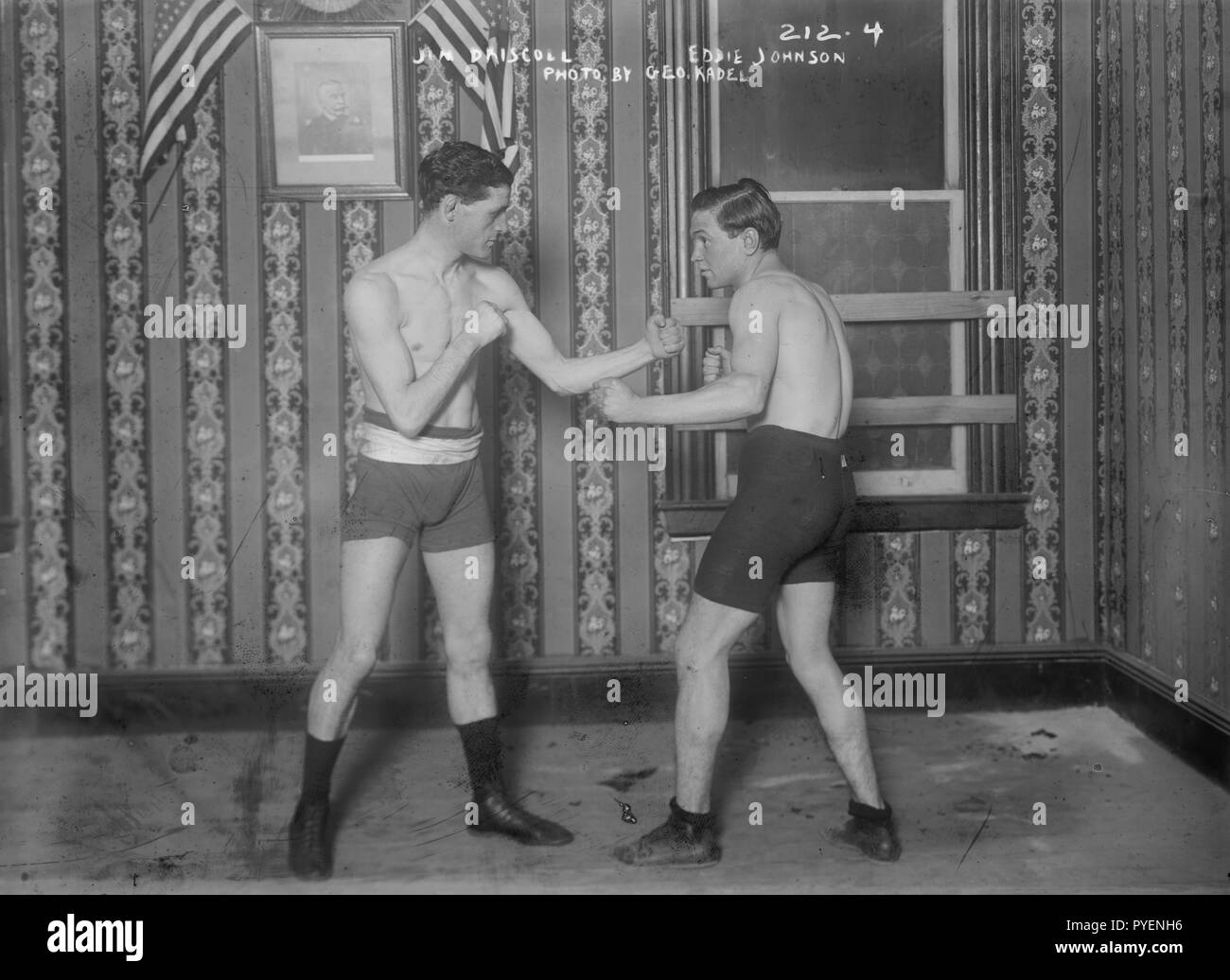Boxer ineguagliabile Jim 'Jem' Driscoll (1880-1925) nato a Cardiff, Regno Unito, sparring con Eddie Johnson in 1908/1909 quando si esegue il boxing negli Stati Uniti in tour. Foto Stock