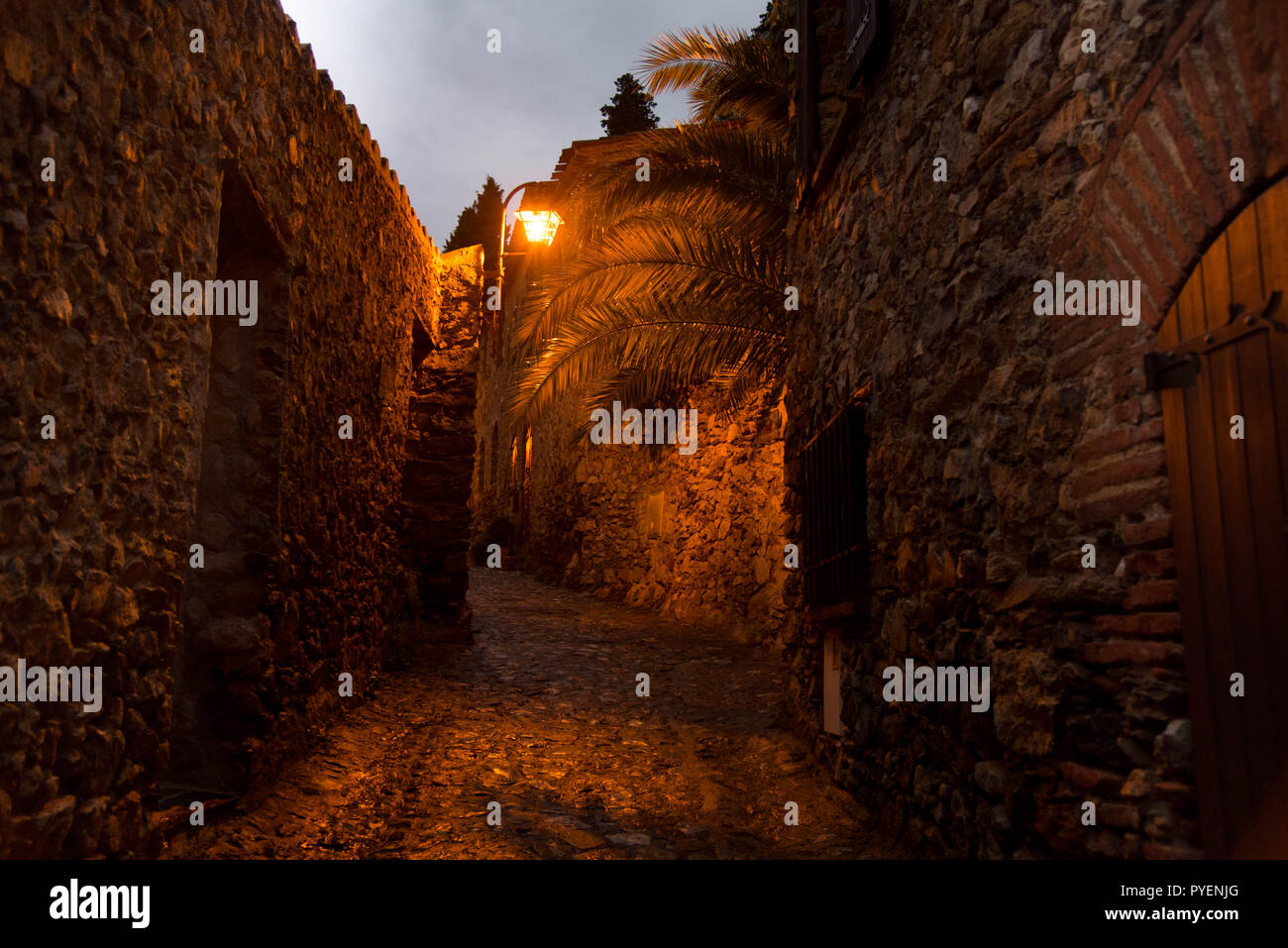 Borgo medievale di Castelnou in Francia durante la notte Foto Stock