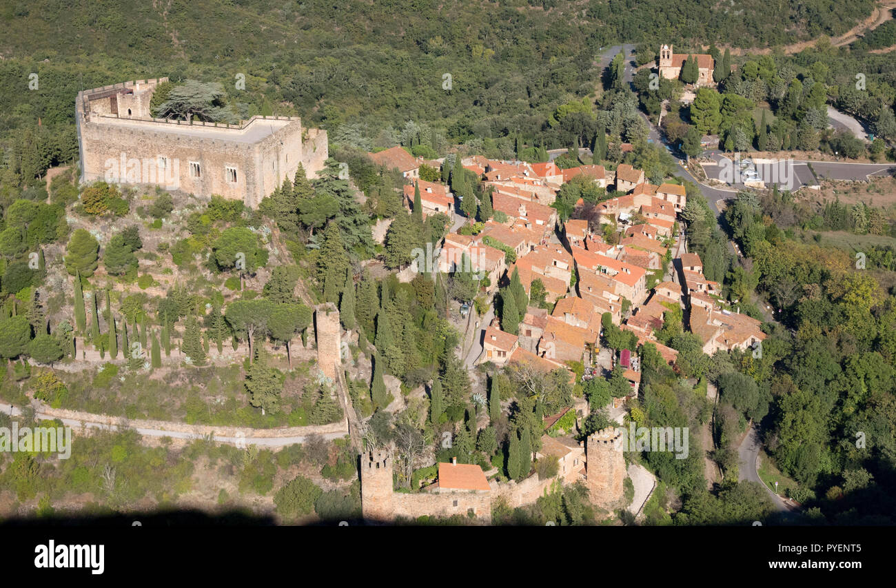 Splendido piccolo villaggio di Castelnou nel sud della Francia Foto Stock