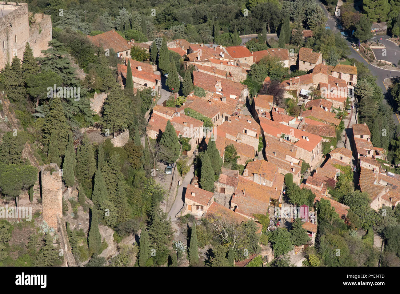 Splendido piccolo villaggio di Castelnou nel sud della Francia Foto Stock