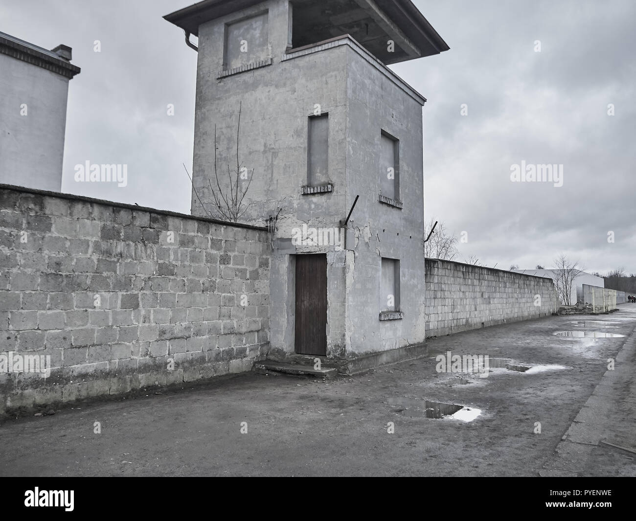Orianenburg, Germania - 12 dicembre 2017: Colpo di una torre di guardia presso il del campo di concentramento di Sachsenhausen Foto Stock