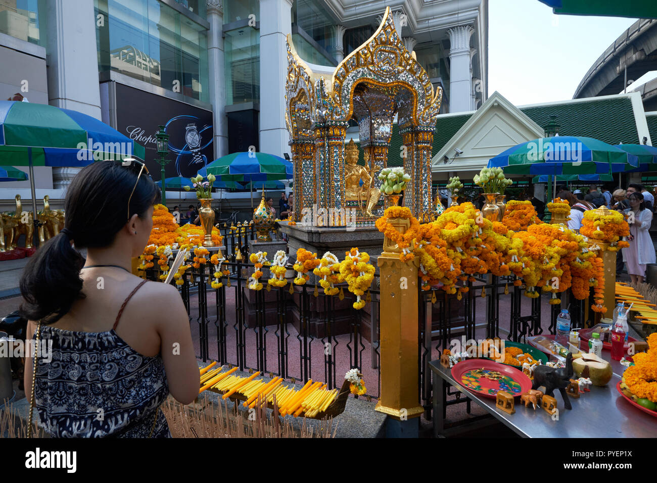 Il Santuario di Erawan accanto al Grand Hyatt Erawan Hotel a Bangkok, Thailandia, dotate di Phra Phrom, la versione tailandese degli Indù dio creatore Brahma Foto Stock