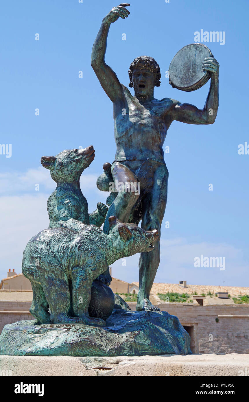Scultura in bronzo, noto come Le Dresseur d'Ourson, Orso Trainer, da Louis Botinelly, installato nel 1945 vicino a Fort St Jean, Marsiglia, Francia Foto Stock