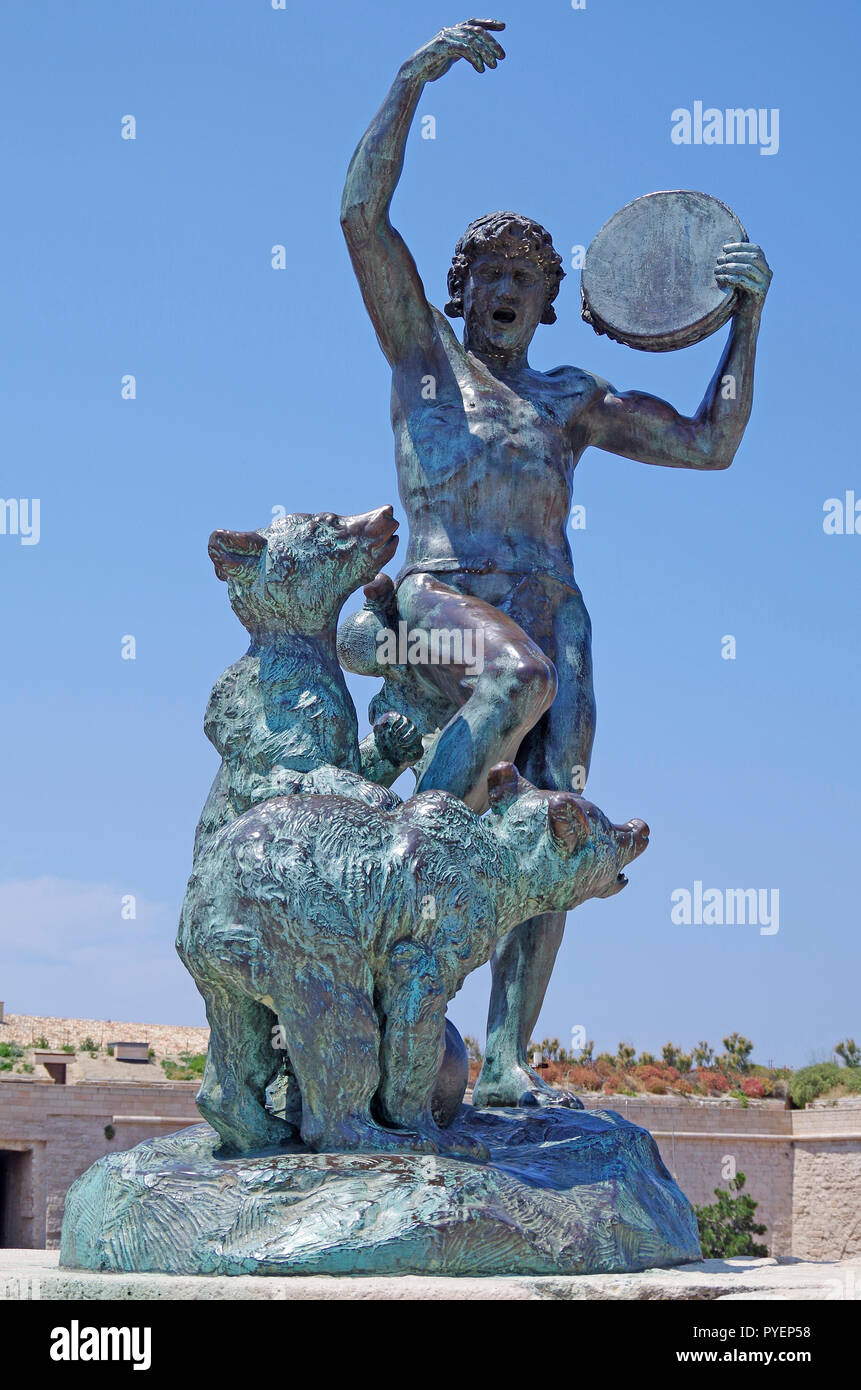 Scultura in bronzo, noto come Le Dresseur d'Ourson, Orso Trainer, da Louis Botinelly, installato nel 1945 vicino a Fort St Jean, Marsiglia, Francia Foto Stock