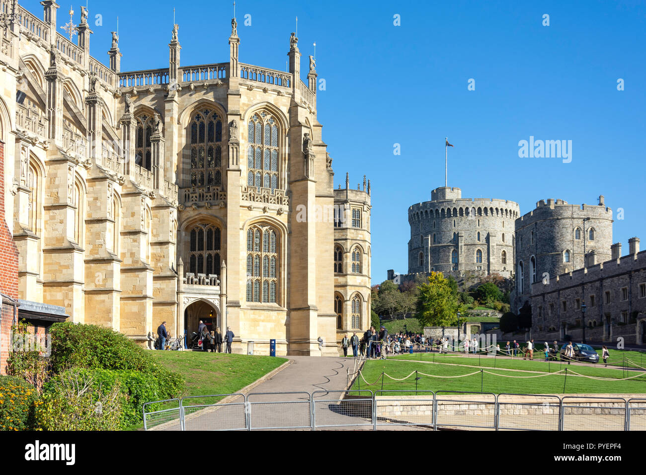 Alla Cappella di San Giorgio e la torre circolare, inferiore Ward, il Castello di Windsor, Windsor, Berkshire, Inghilterra, Regno Unito Foto Stock