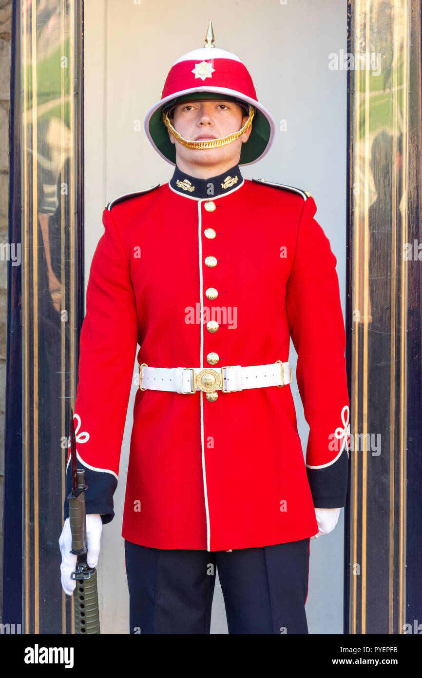 Il Royal Canadian Reggimento Guardia, abbassare Ward, il Castello di Windsor, Windsor, Berkshire, Inghilterra, Regno Unito Foto Stock