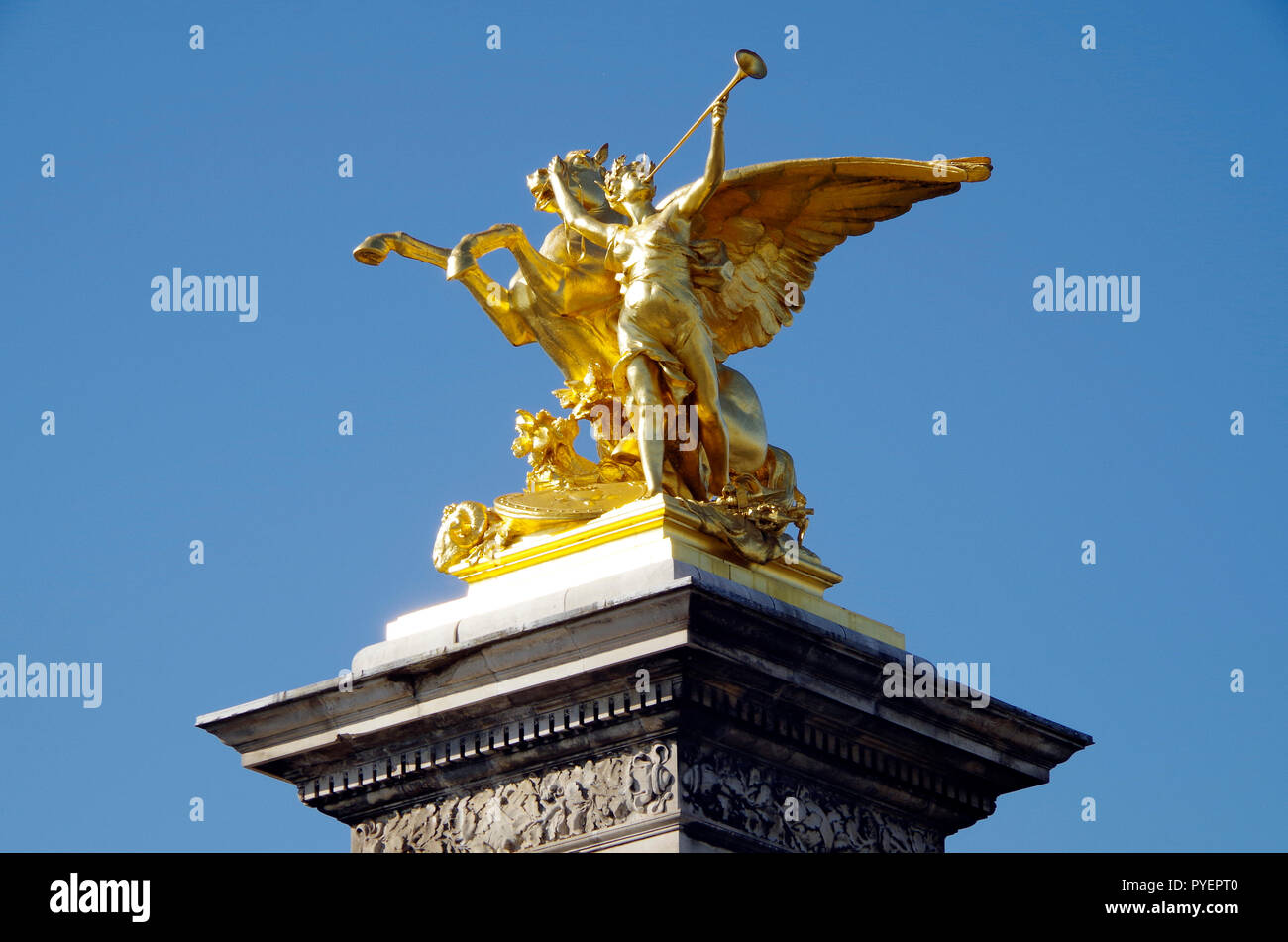 Parigi Francia. Il Grand Palais, il Petit Palais e il Pont Alexander III, stabilite in per un piano formale realizzato il sito per l'Esposizione Universale Foto Stock