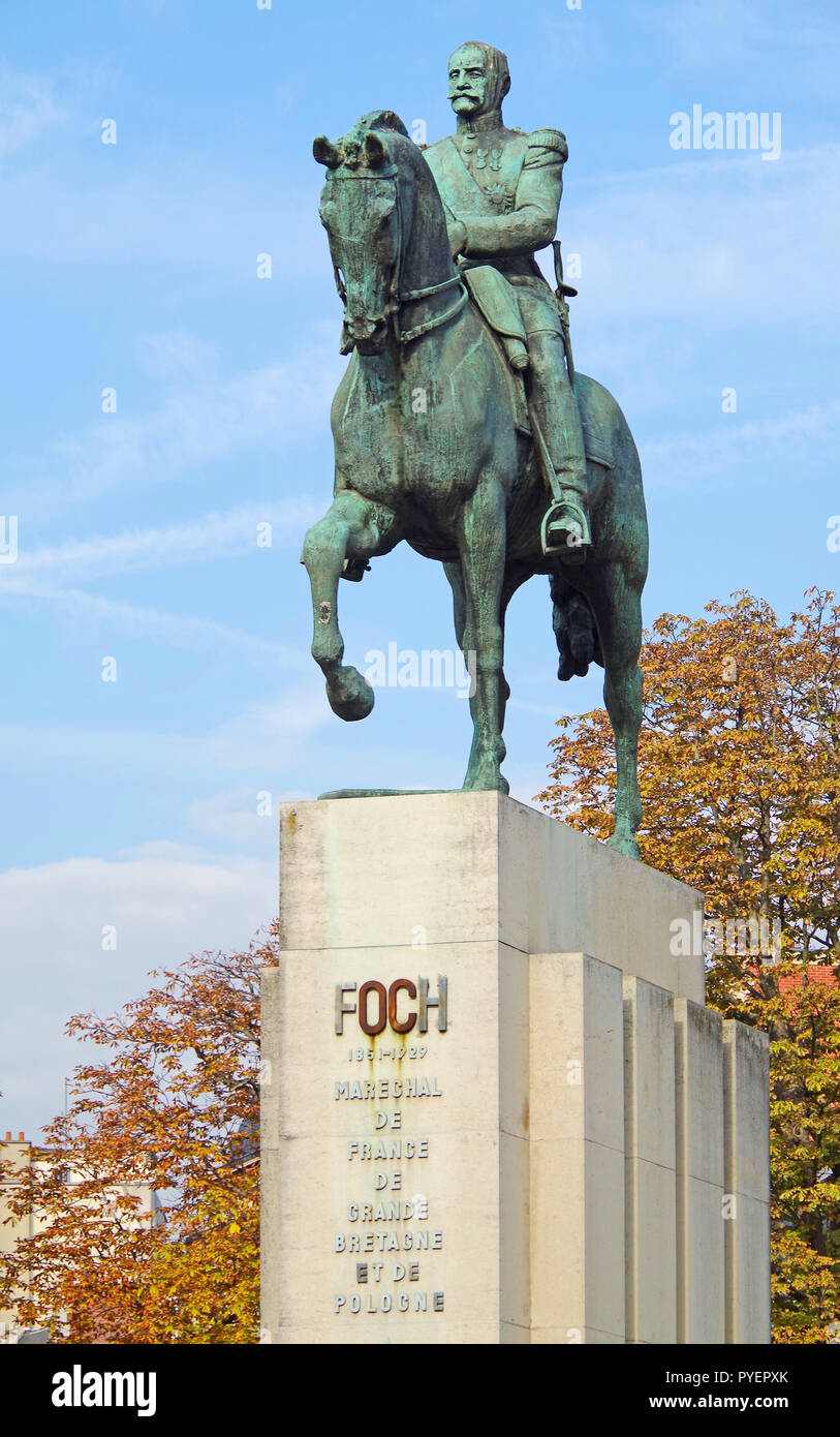 Statua equestre di Marechal Foch Ferdinand, bronzo su un alto zoccolo in pietra, a Place du Tracadero, Parigi, scultori Robert Wlérick & Raymond Martin Foto Stock