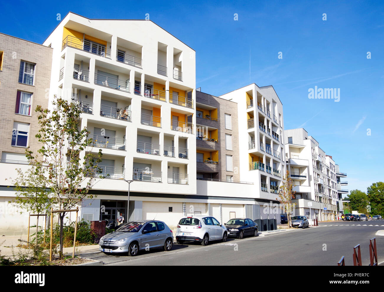 Due recentemente completato 5 e 6 piani di edifici di appartamenti, con un particolarmente luminosa e accogliente aspetto, come se fossero al mare. Foto Stock