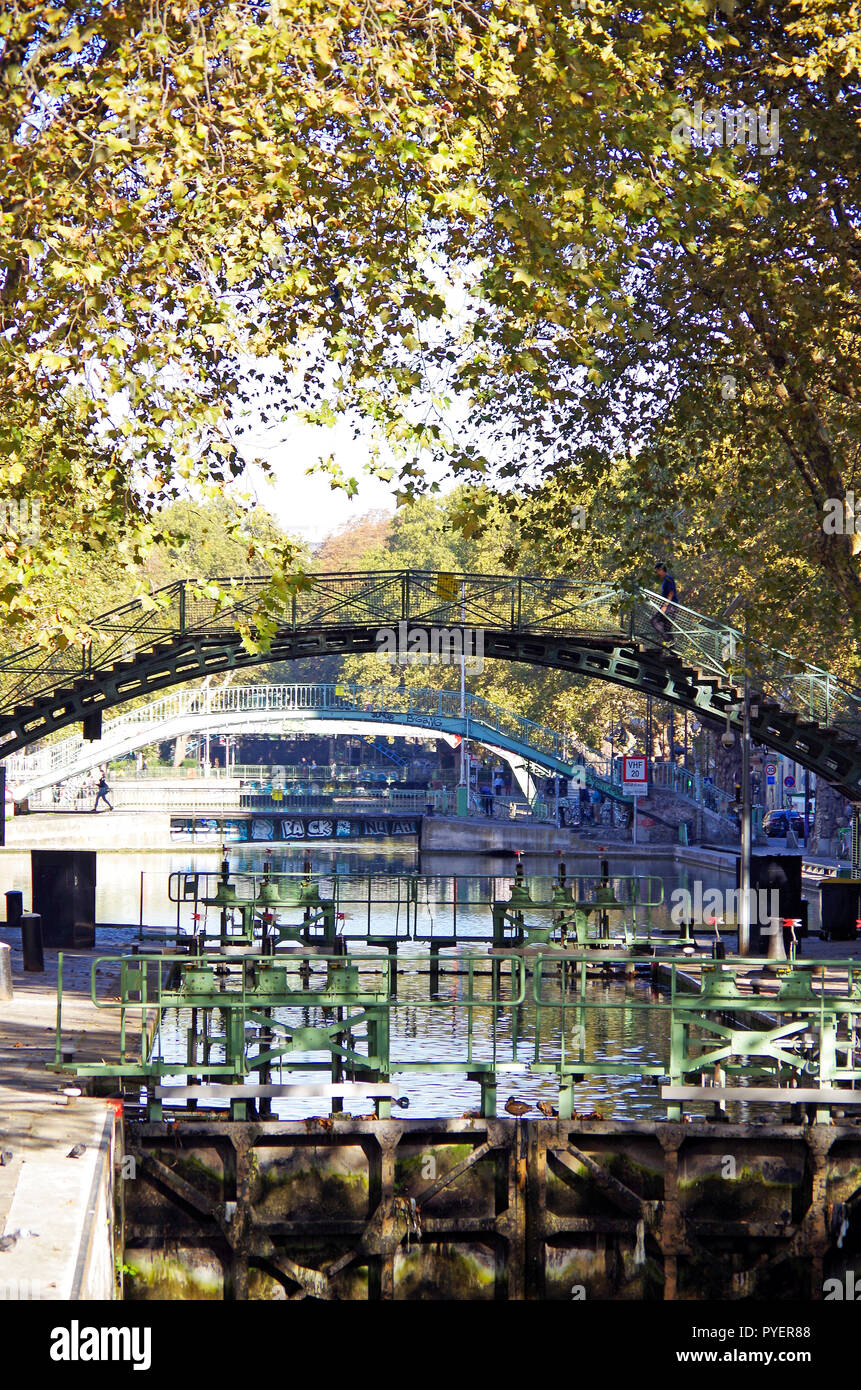 Vista del Canal St Martin a Parigi, Francia. Originariamente per la fornitura di acqua e di un importante arteria di traffico, ora utilizzato solo dalle imbarcazioni da diporto & tour barche Foto Stock