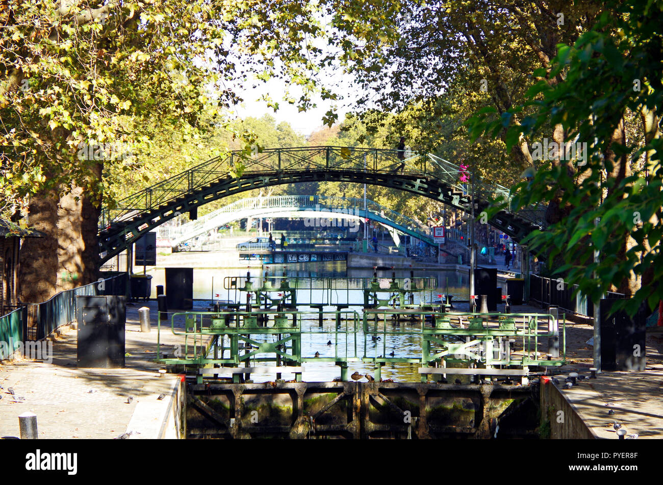 Vista del Canal St Martin a Parigi, Francia. Originariamente per la fornitura di acqua e di un importante arteria di traffico, ora utilizzato solo dalle imbarcazioni da diporto & tour barche Foto Stock
