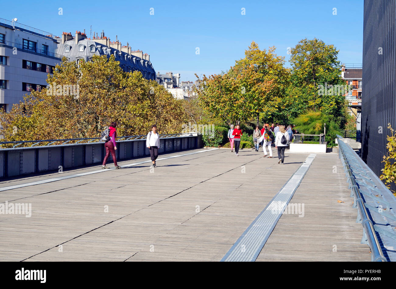 Parigi Francia, Promenade Plantée, giardino lineare su una ferrovia in disuso viadotto, con drammatica piantagione e di vedute e la libertà dal traffico per lunghe passeggiate Foto Stock