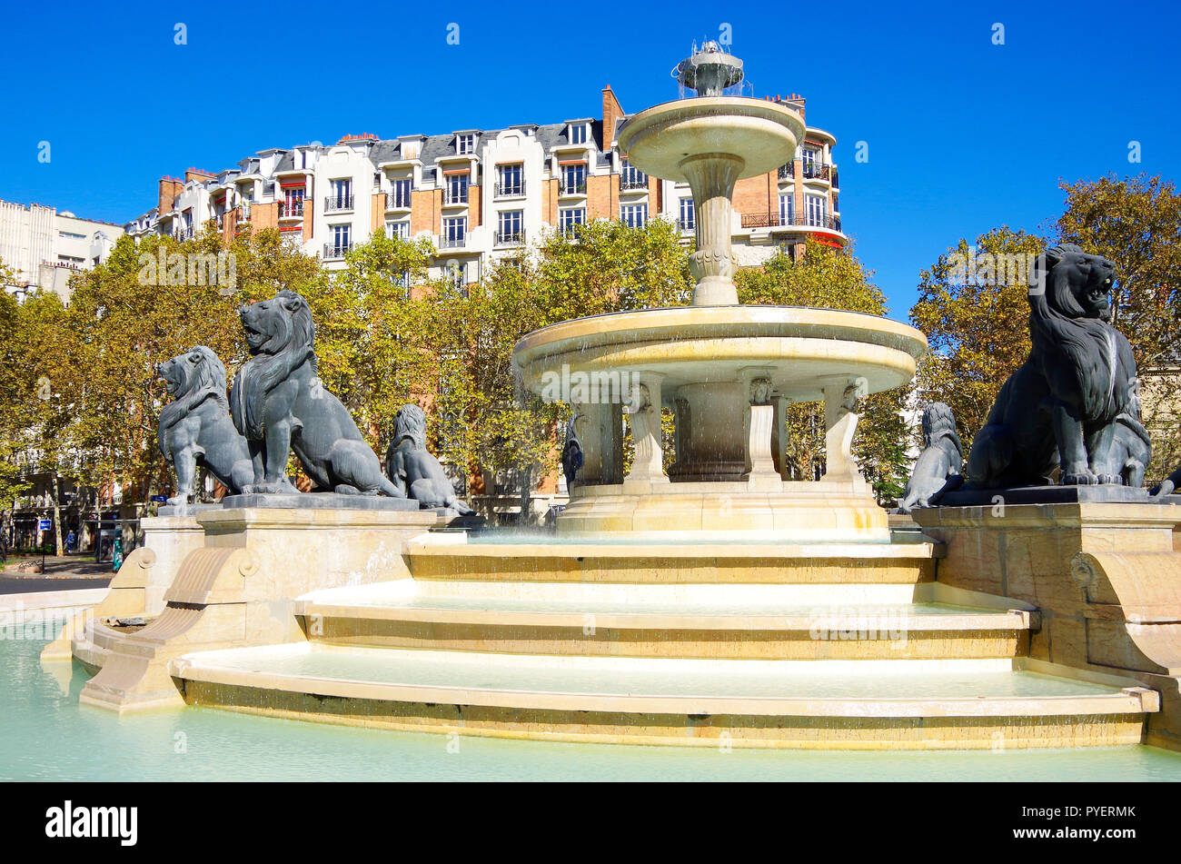 La Place Félix Eboué, Parigi, fondamentalmente una grande rotatoria, nel suo centro, una grande fontana circolare che include otto grandi sculture di leoni Foto Stock