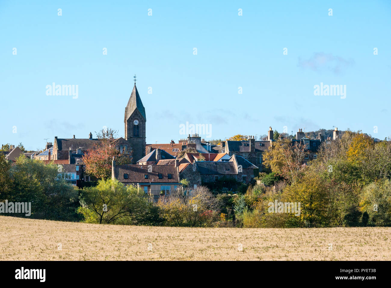 Vista del pittoresco villaggio di East Linton con orologio chiurch guglia, East Lothian, Scozia, Regno Unito Foto Stock