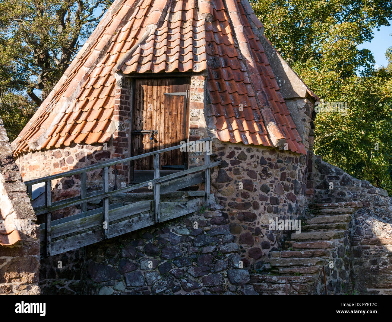 Bizzarro del XVIII secolo dal tetto pantile watermill, Preston Mill, East Linton, East Lothian, Scozia, Regno Unito Foto Stock