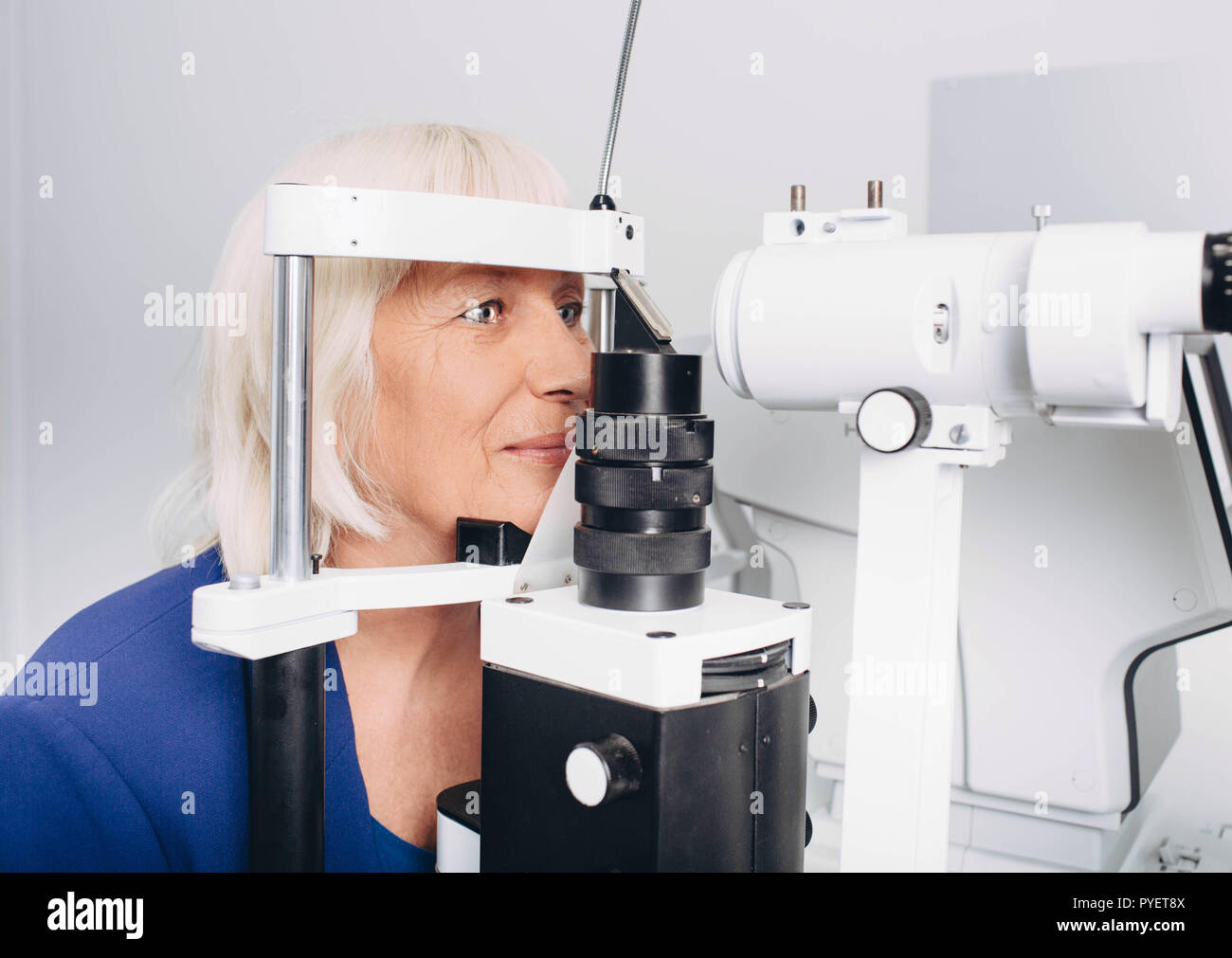 Senior donna con la vista a esame medico office Foto Stock