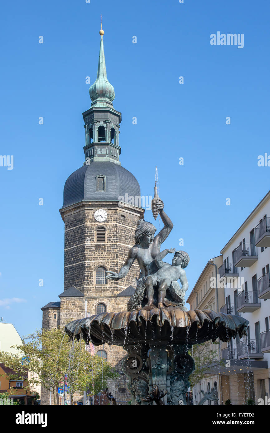 La chiesa e la fontana a Bad Schandau (Sassonia, Germania). La fontana, chiamato Sendigbrunnen fu costruito 1896. Foto Stock