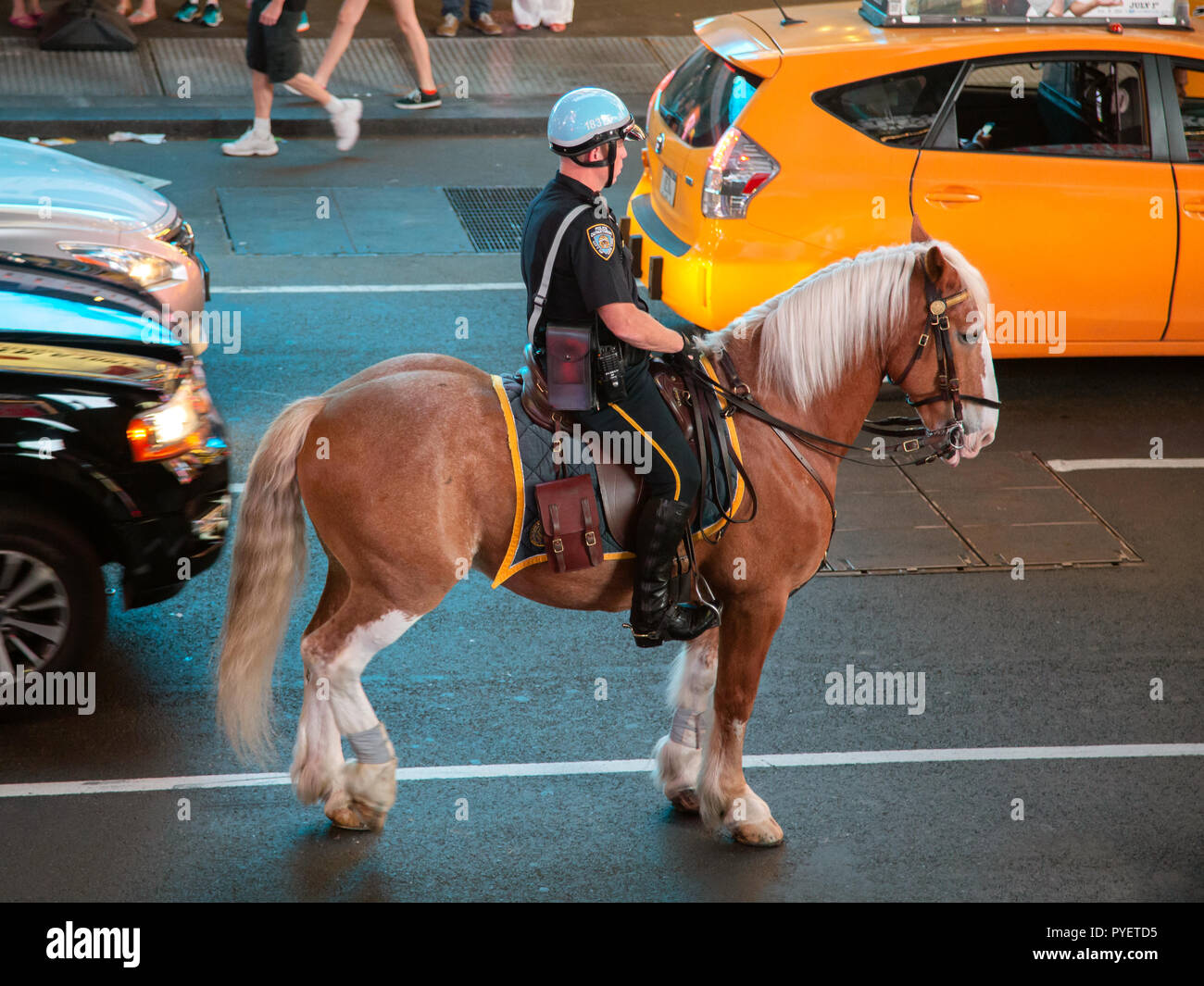 New York cavallo pattuglia di polizia per le strade Foto Stock