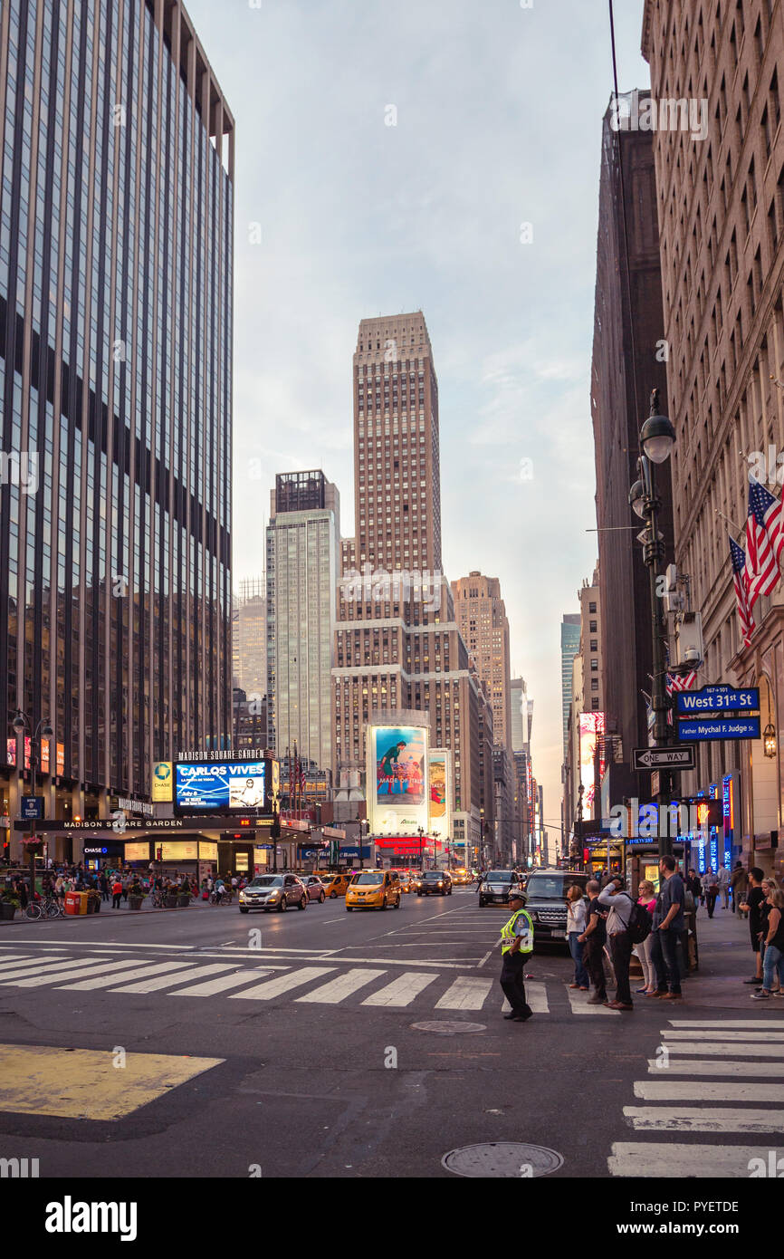 New York City street road a tempo di giorno Foto Stock