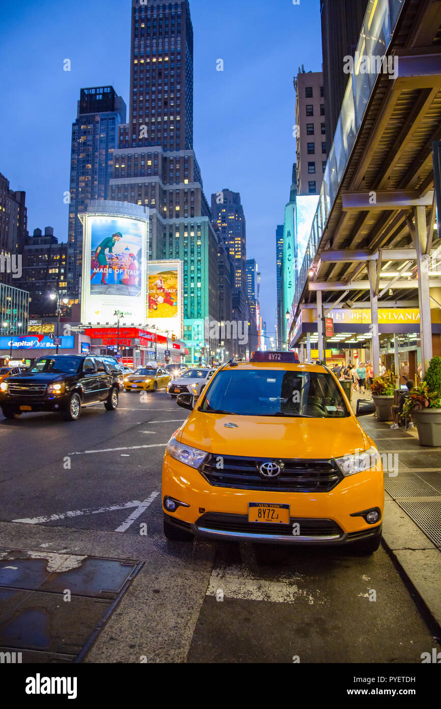 Yellow taxi sulla strada di New York Foto Stock