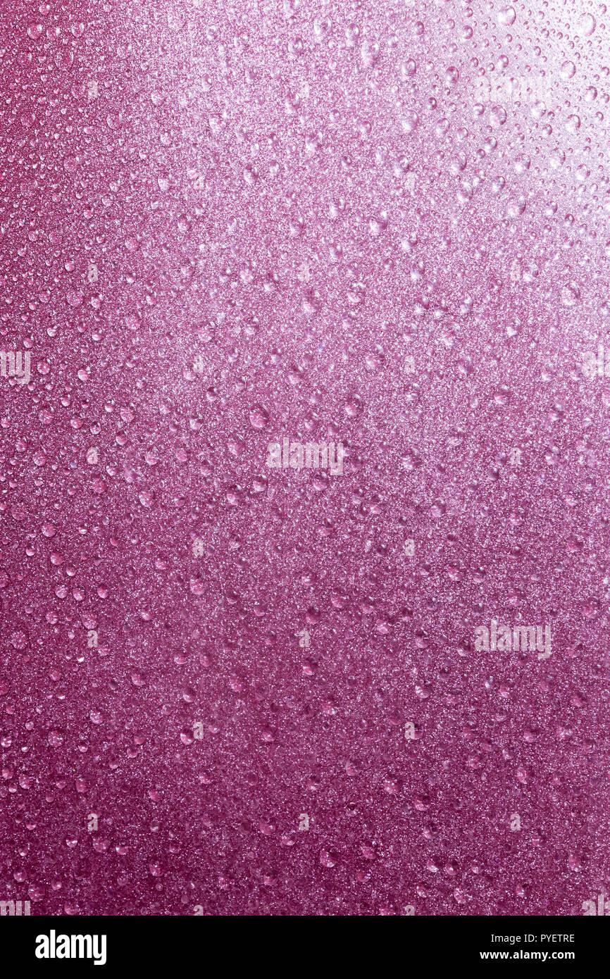 Sfondo astratto con gocce sul rosa superficie glitter Foto Stock