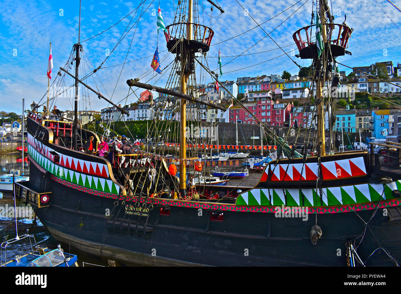 Il Golden Hind è una full size replica di Sir Francis Drake iconici nave in cui egli circumnavigare il mondo. Trova Brixham, Devon, Inghilterra, Regno Unito Foto Stock