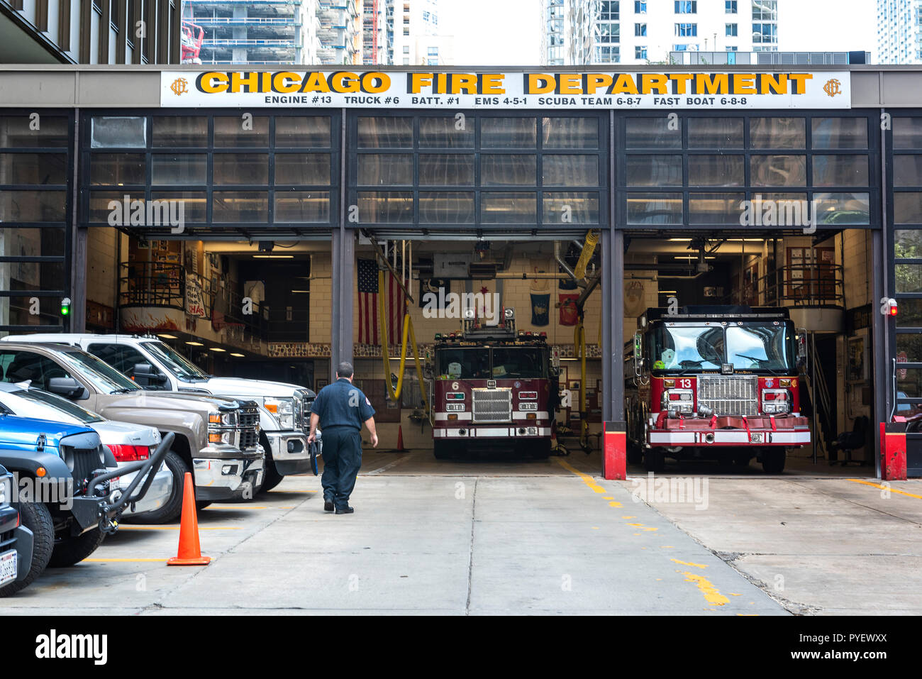 CHICAGO, Illinois, Stati Uniti d'America - 10 ottobre 2018: i vigili del fuoco i vestiti dalla squadra reale camion dei pompieri in Chicago Fire Department a trimestri del Motore Co. Foto Stock